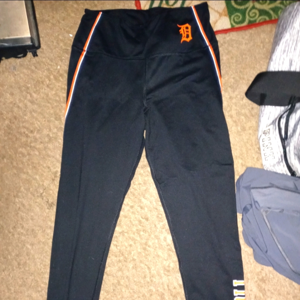PINK Detroit Tigers Capri's